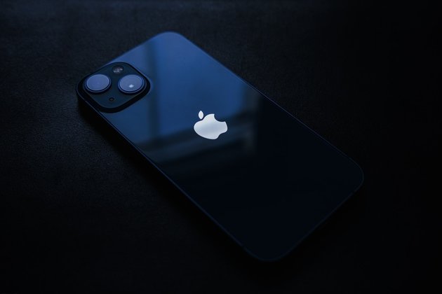 Синий iPhone 13