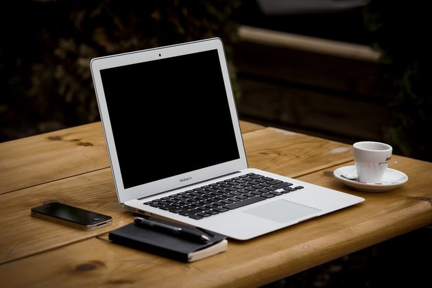 Выключенный Macbook на столе