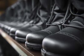 Полка с военной обувью