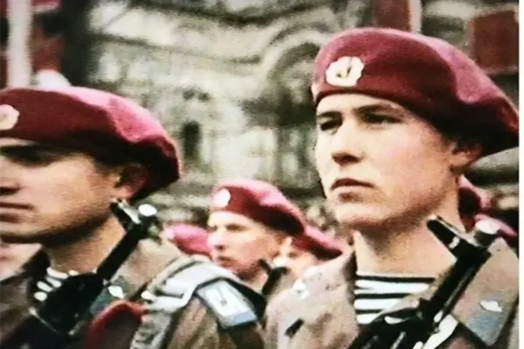 Малиновые береты на бойцах ВДВ СССР на параде 1967 года 