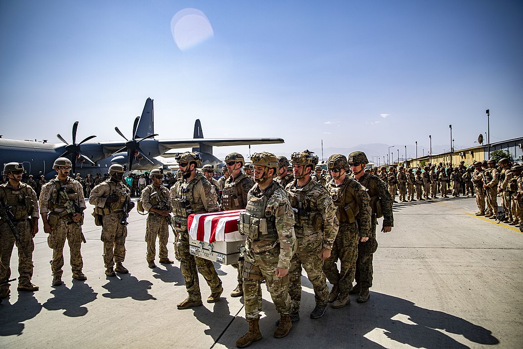 Американцы увозят из Афганистана тела последниз погибших в 20-летней войне 