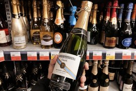 Бутылка шампанского в магазине Новосибирска