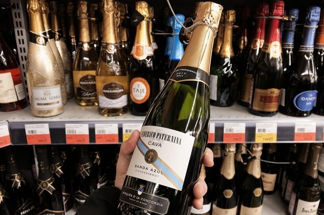 Бутылка шампанского в магазине Новосибирска