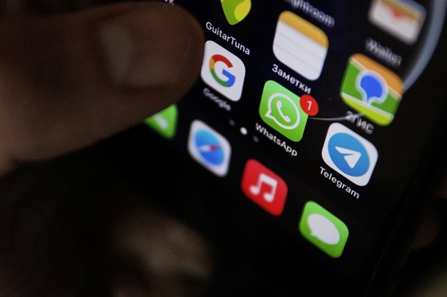 Логотип WhatsApp на смартфоне