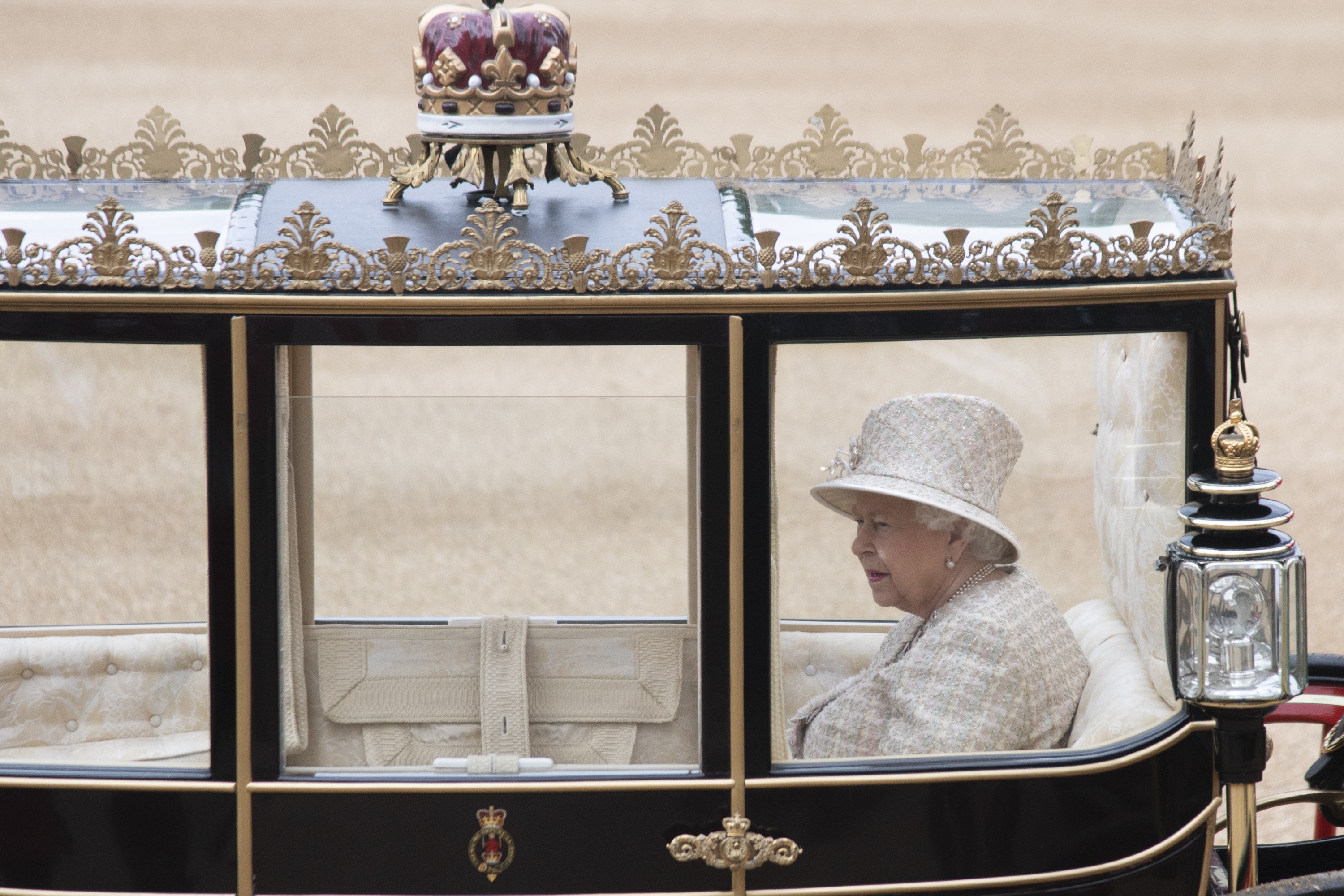Королева Елизавета II принимает парад в 2009 году 