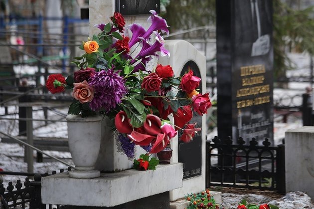 Цветы на новосибирском кладбище