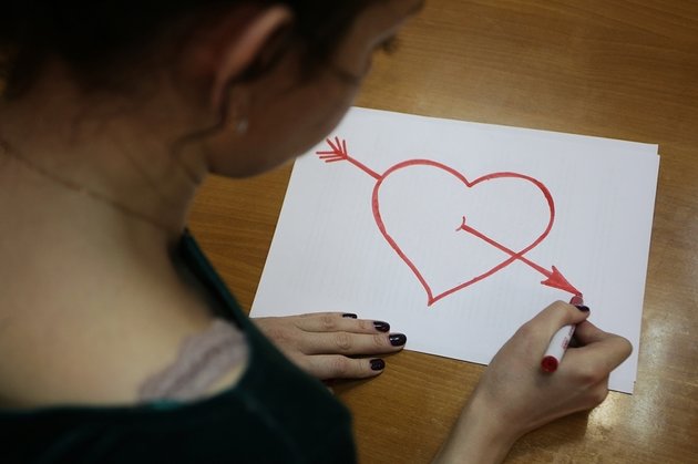 Девушка рисует сердце
