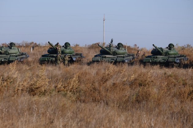 Мобилизованные на фоне танков Т-62М на полигоне в Новосибирской области