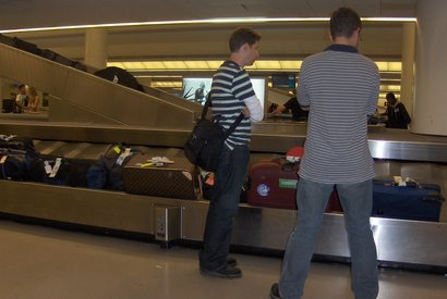 Пассажиры ждут багаж в аэропорту