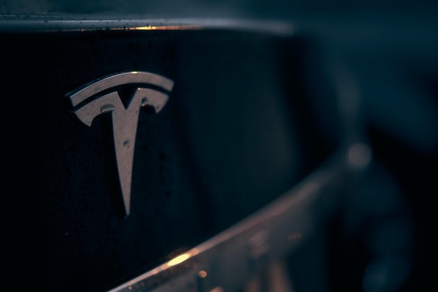 Логотип Tesla на автомобиле