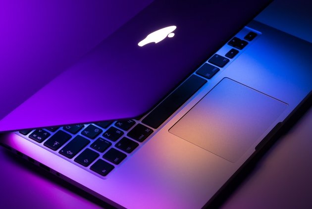 MacBook в неоновом свете