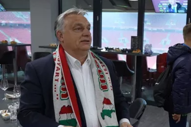 Шарф Орбана с изображением «Великой Венгрии», в состав которой входит часть Украины