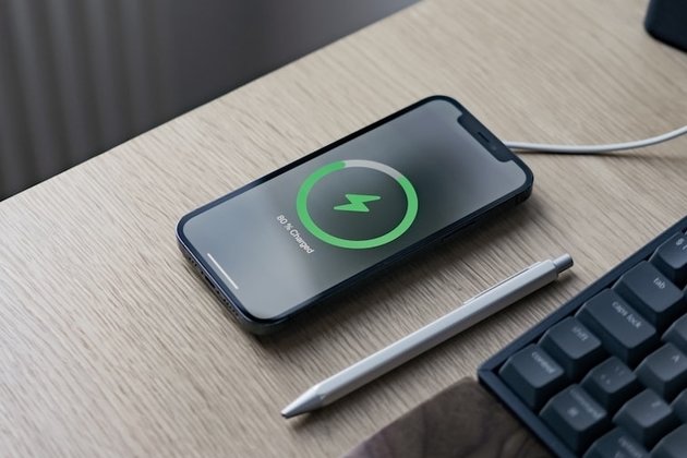 Смартфон на зарядке