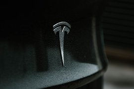 Эмблема Tesla на автомобиле