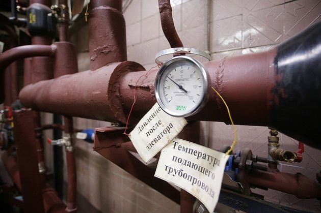 Счетчик на трубах горячего водоснабжения в Новосибирске