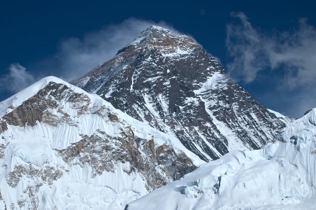 Высота Эвереста составляет 8852 метра над уровнем моря