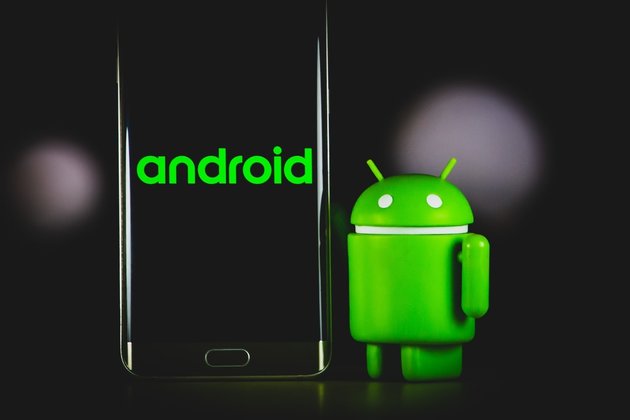 Логотип Android и смартфон