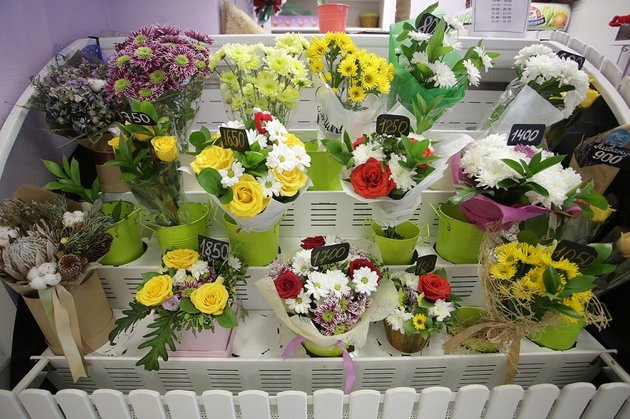 Букеты на витрине цветочного магазина