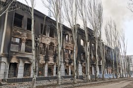 Разрушенное в ходе боев здание в Артемовске