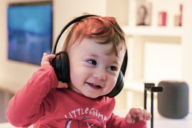 Ребенок слушает музыку