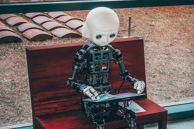 Робот читает книгу