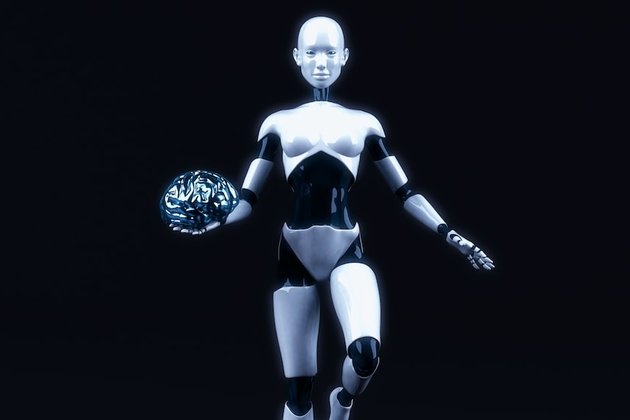 Женщина-робот с искусственным мозгом в руках
