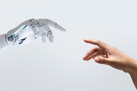 Рука человека и рука робота