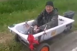 Мужчина на ванной с мотором