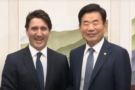 Премьер-министр Канады Джастин Трюдо и председатель Нацсобрания Республики Корея Ким Джин Пё