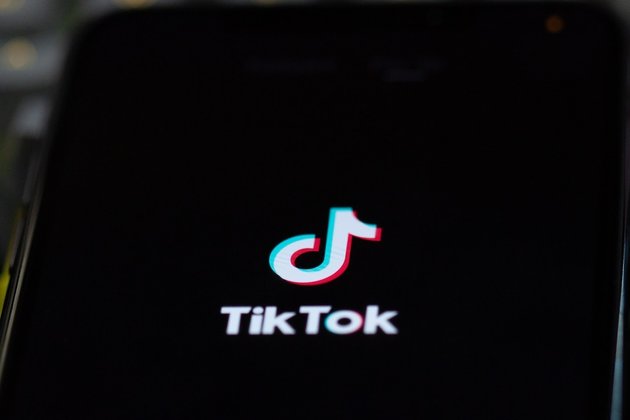 Логотип TikTok на смартфоне