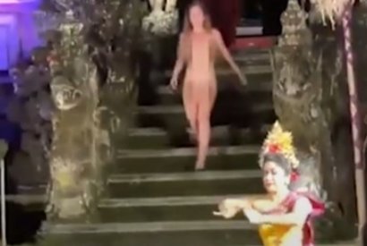 Обнаженная туристка в храме на Бали