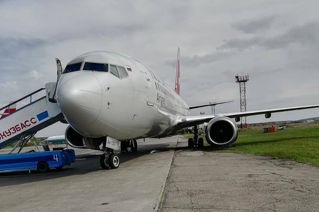 Самолет Boeing-737 в аэропорту Новокузнецка