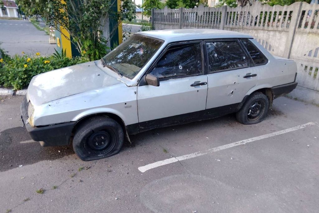 Поврежденный в результате ракетной атаки на Бердянск автомобиль