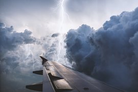 Удар молнии в самолет