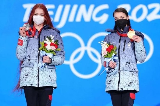 Фигуристки Александра Трусова и Анна Щербакова с медалями Олимпиады в Пекине