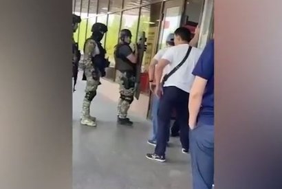 Казахстанский спецназ у захваченного террористом отделения банка в Астане