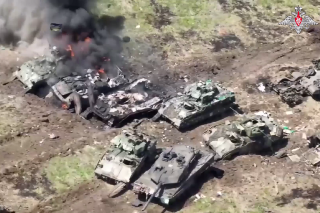 Подбитые немецкие танки Leopard и американские БМП Bradley в районе Орехово