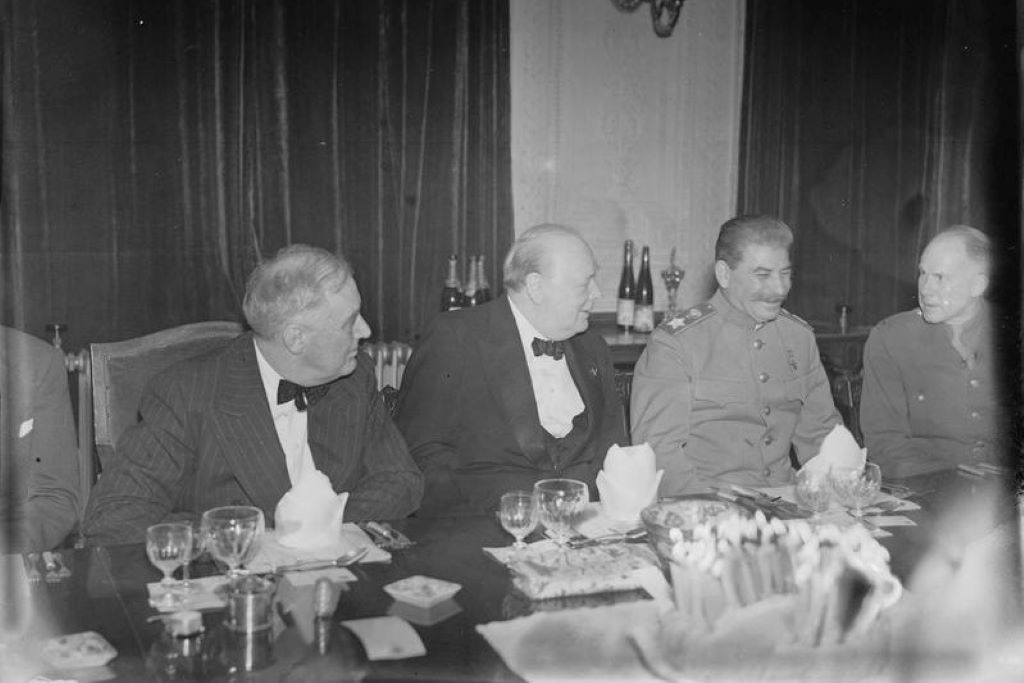 Главы США, Британии и СССР Франклин Рузвельт, Уильям Черчилль и Иосиф Сталин на званом обеде во время конференции в Тегеране 
