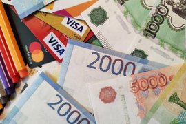 рублевые банкноты и банковские карты