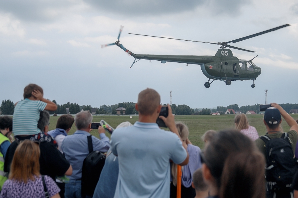 Вертолет Ми-1 на авиашоу «Виват, Россия!» на аэродроме Мочище