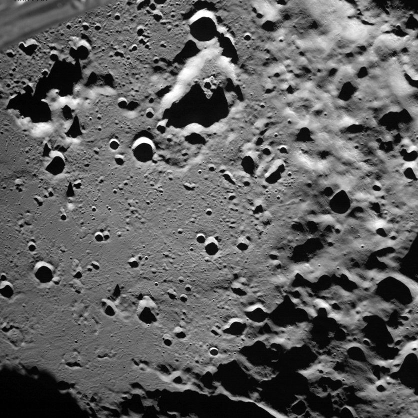 Снимок кратера Зееман на обратной стороне Луны, сделанный станцией «Луна-25»