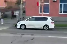 Авто с человеком на капоте
