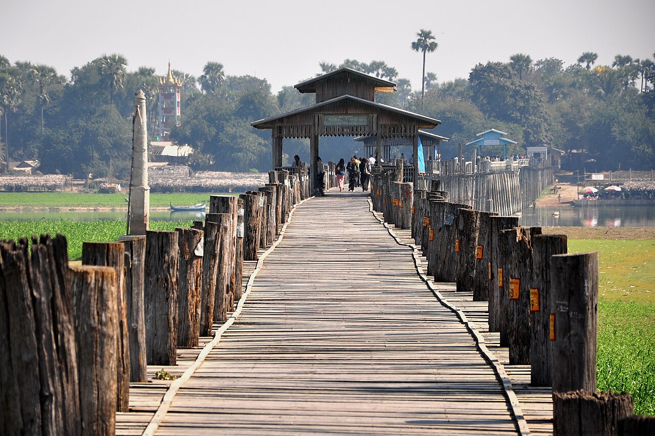Древнейший тиковый мост в Мьянме, построенный около 1850 года