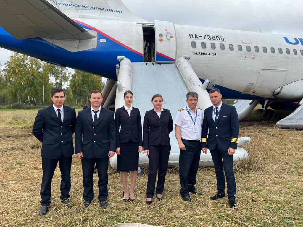 Экипаж Airbus 320, севшего на пшеничное поле в Новосибирской области