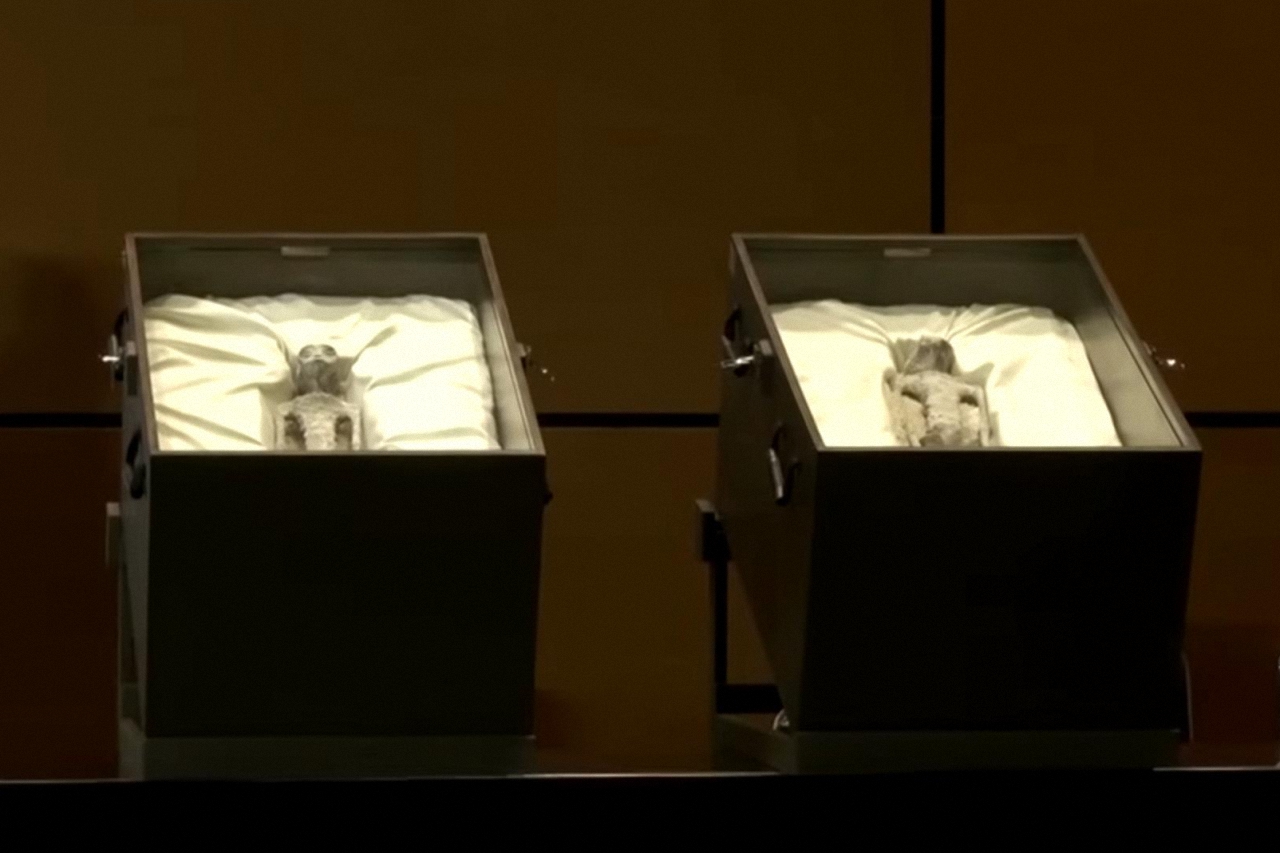 мумии «пришельцев» в специальных саркофагах