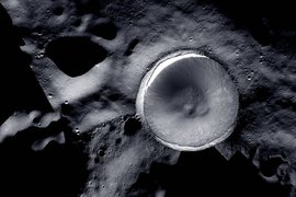 кратер Шеклтона на южном полюсе Луны
