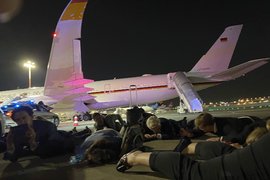 Делегация Германии во время воздушной тревоги в аэропорту Бен-Гурион