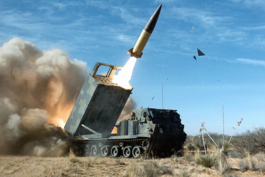 Американская оперативно-тактическая ракета ATACMS, запущенная с установки M270 MLRS