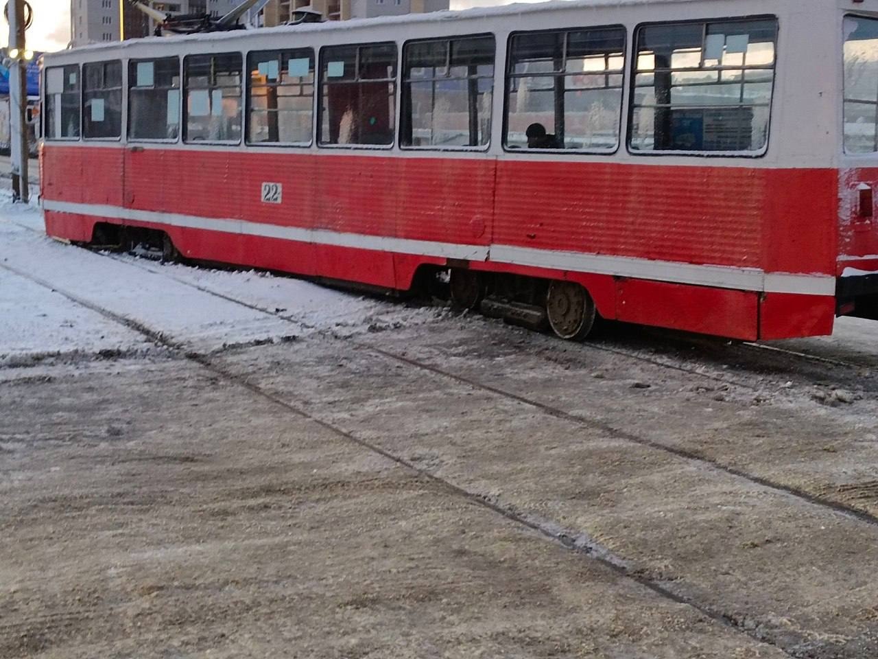 В Омске из-за гололеда с рельс сошел трамвай
