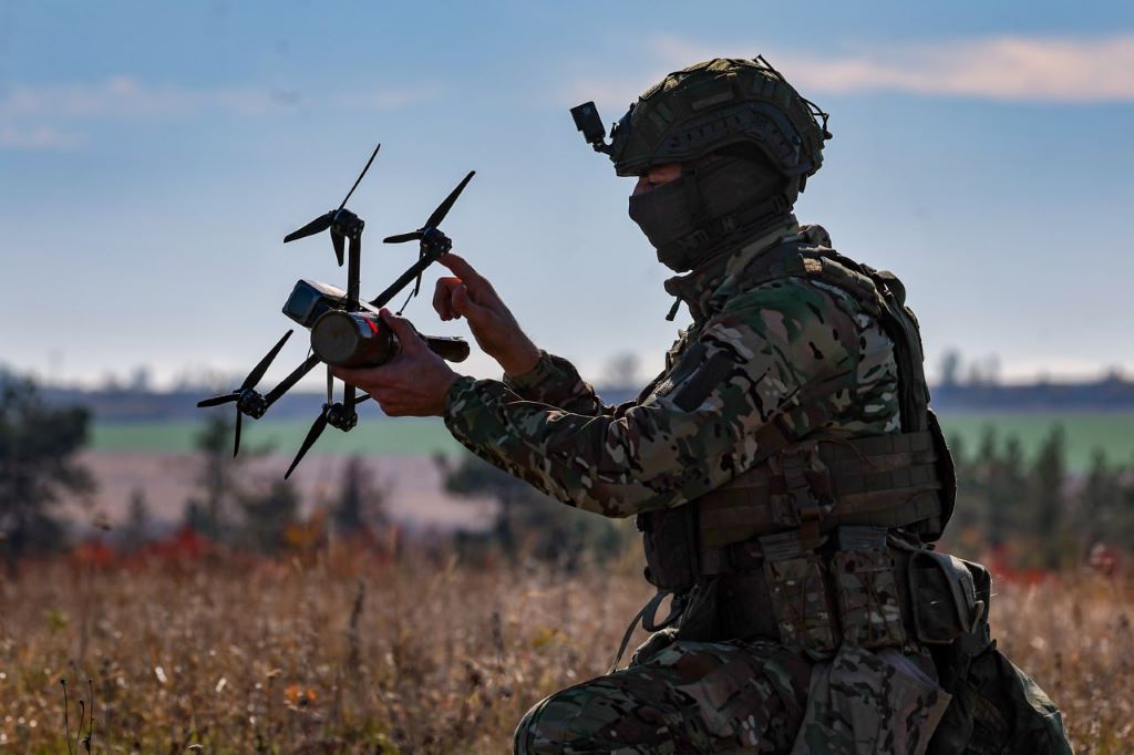 Боец российского спецназа запускает дрон-камикадзе в зоне СВО
